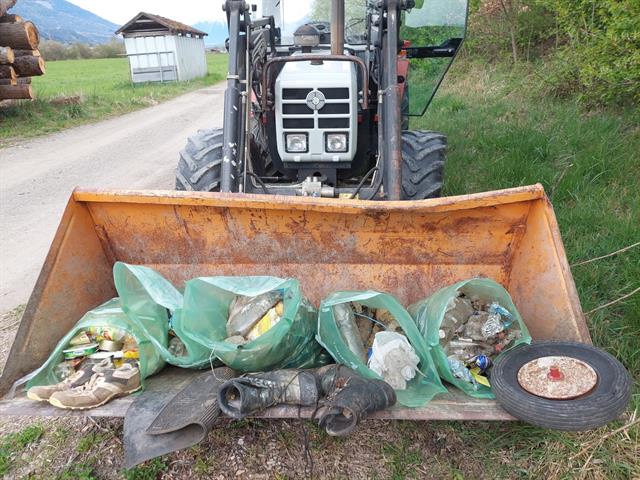 Traktorschaufel voller Müll